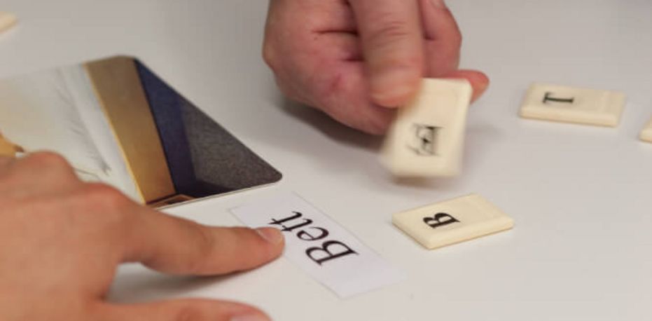 Patient legt Buchstaben zu Worten in der Logopädie