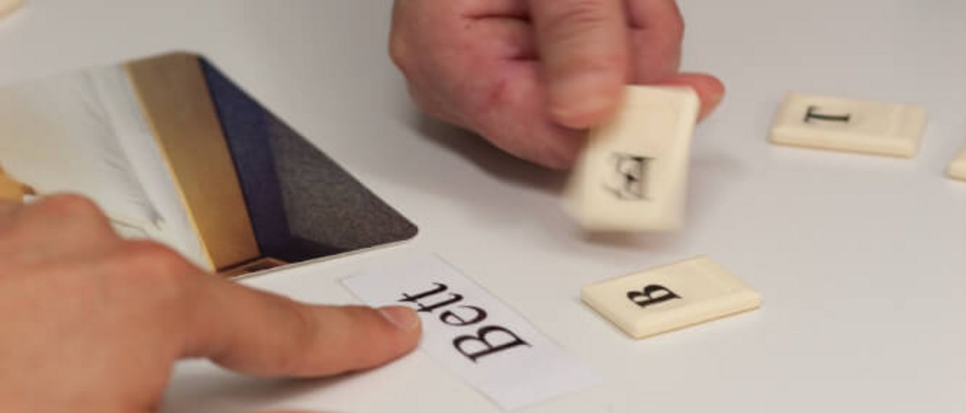 Patient legt Buchstaben zu Worten in der Logopädie