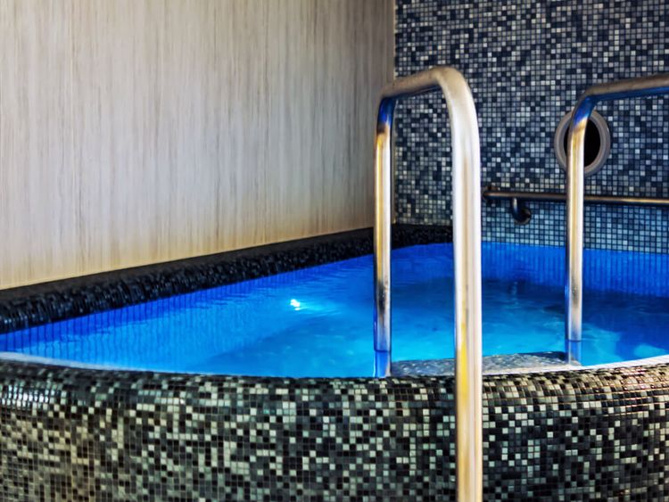 Whirlpool mit kleiner Leiter