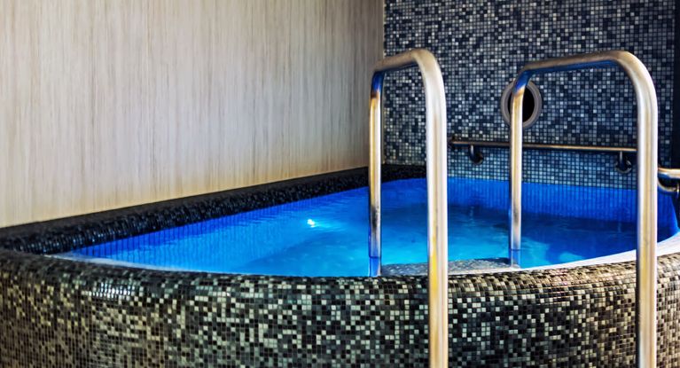 Whirlpool mit kleiner Leiter