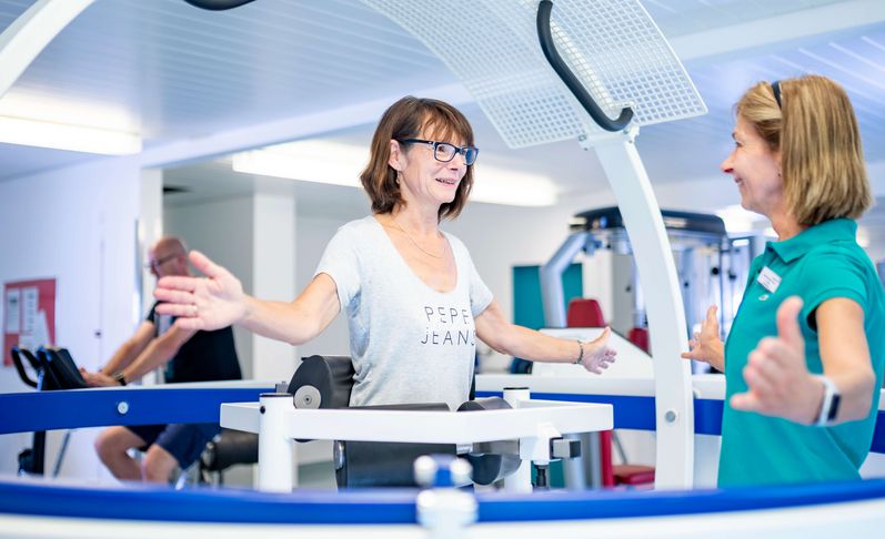 Patientin trainiert im Gyroskop