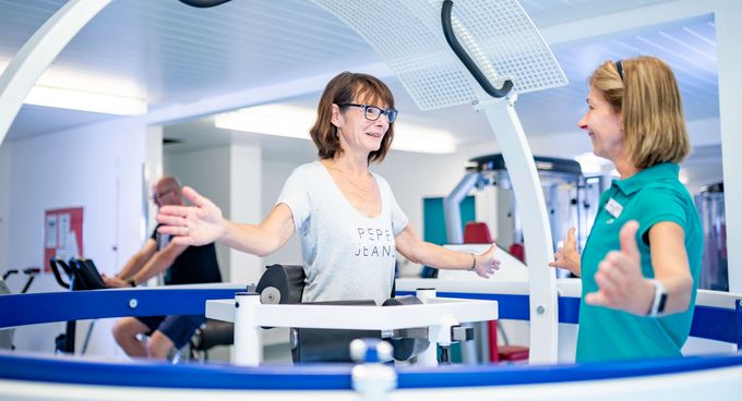 Patientin trainiert im Gyroskop