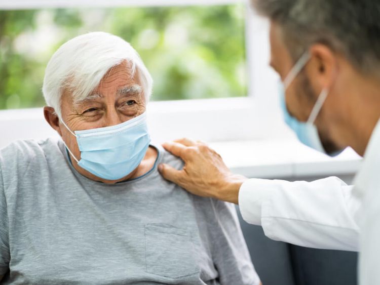 Ein älterer Mann mit Maske hat das Post-COVID-Syndrom