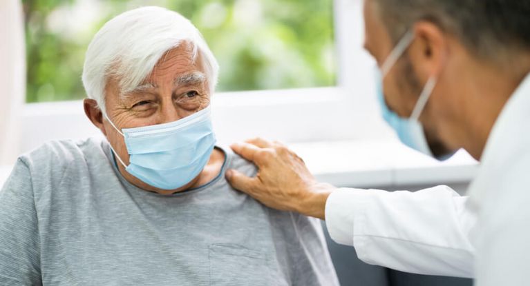 Ein älterer Mann mit Maske hat das Post-COVID-Syndrom