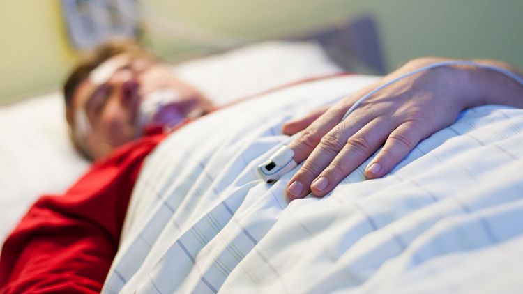 Patient schläft im Schlaflabor