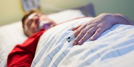 Patient schläft im Schlaflabor