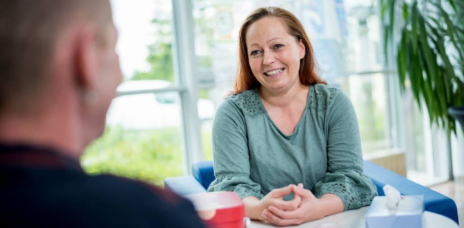 Therapeutin spricht mit Patienten