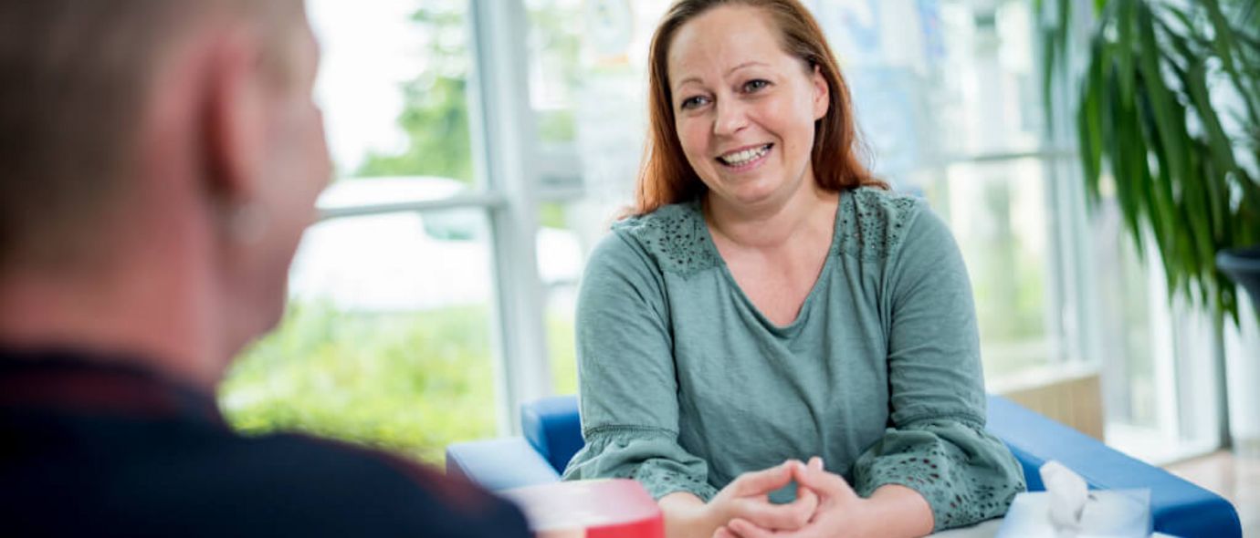 Therapeutin spricht mit Patienten