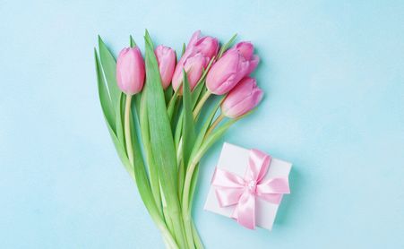 Grußkarte mit Tulpen und Geschenk