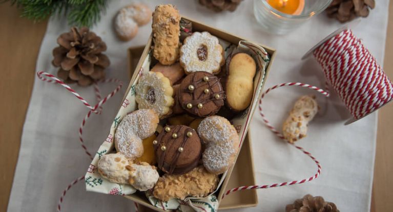Schale mit Weihnatsplätzchen