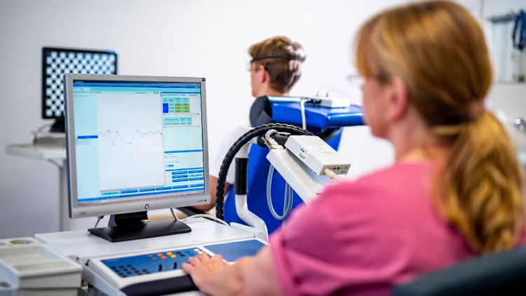 Pflegekraft misst visuell evozierte Potentiale bei einem neurologischen Patienten