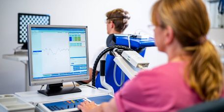 Pflegekraft misst visuell evozierte Potentiale bei einem neurologischen Patienten