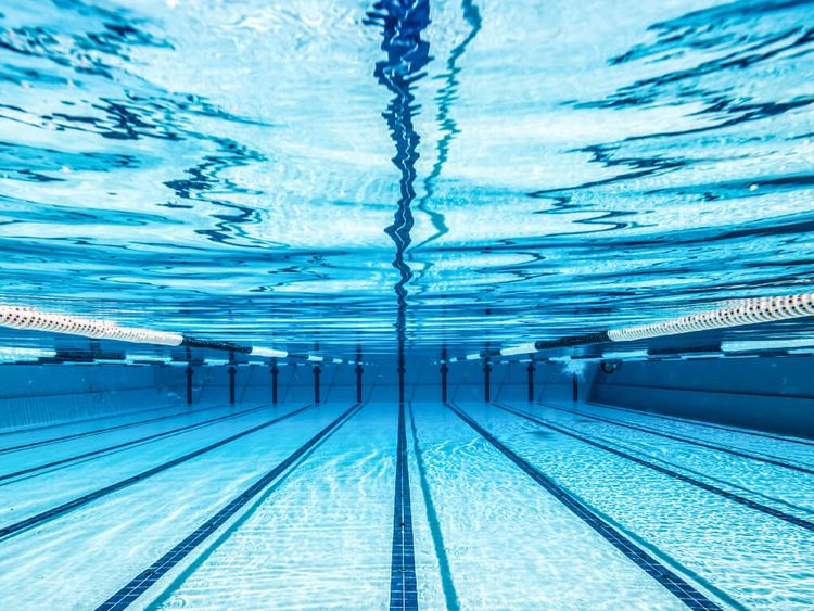 Unterwasseraufnahme der Bahnen in einem Schwimmbad