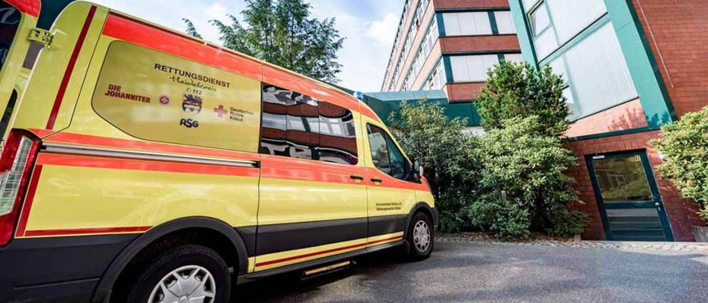 Krankenwagen bringt Patient ins Klinikum