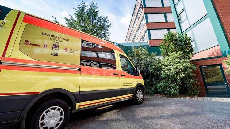 Rettungswagen hält vor dem Klinikum Soltau