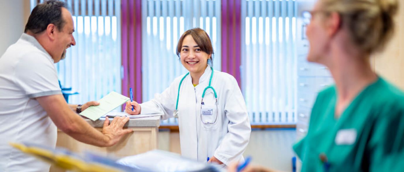 Patient spricht mit Ärztin