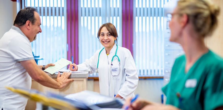 Patient spricht mit Ärztin