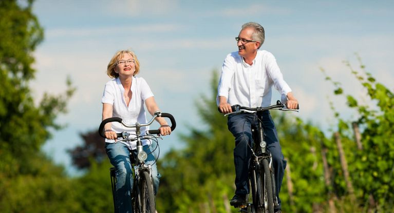 Ein älteres Paar fährt gemeinsam Fahrrad