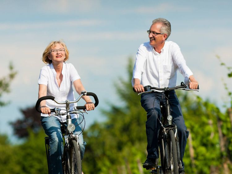 Ein älteres Paar fährt gemeinsam Fahrrad