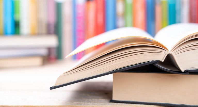 aufgeschlagene und geschlossene Bücher