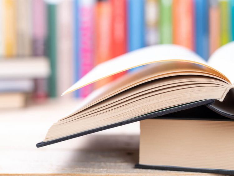aufgeschlagene und geschlossene Bücher