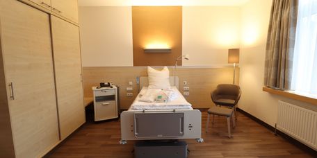 Wahlleistungszimmer mit Bett und Nachttisch