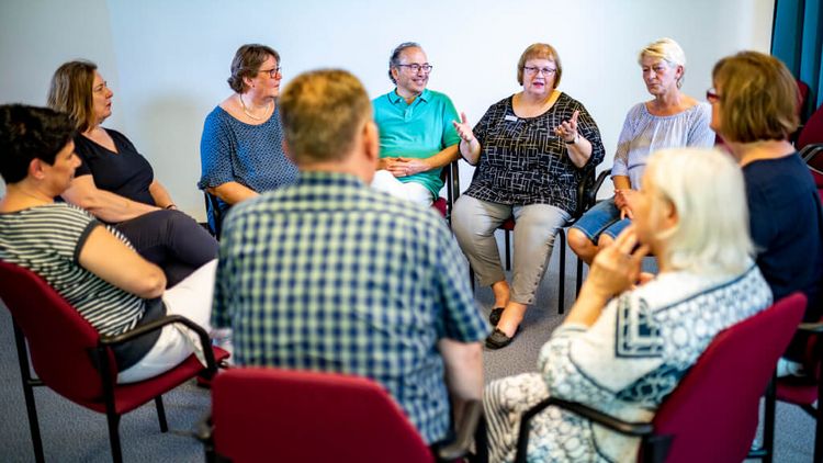 Therapeutin leitet eine Gesprächsgruppensitzung in derPsychosomatik