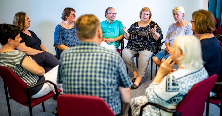 Gruppengespräch Therapeutin leitet eine Gesprächsgruppensitzung in derPsychosomatik