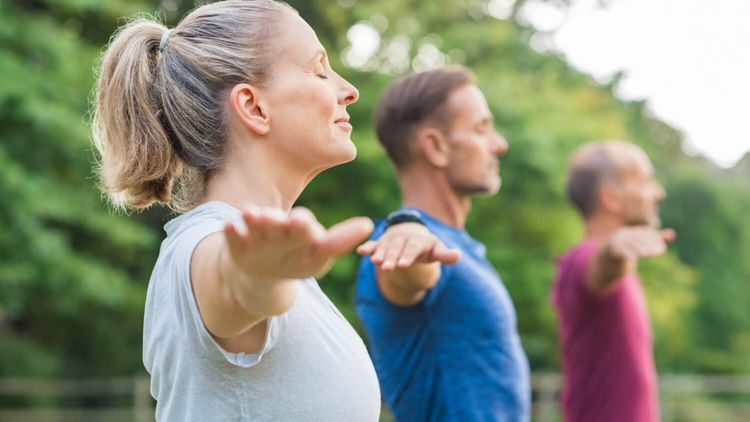 Erwachsene machen Yoga im Park