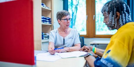 Beratungsgespräch Sozialdienstmitarbeiterin berät Patienten