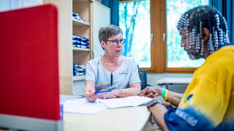 Sozialdienstmitarbeiterin berät Patienten
