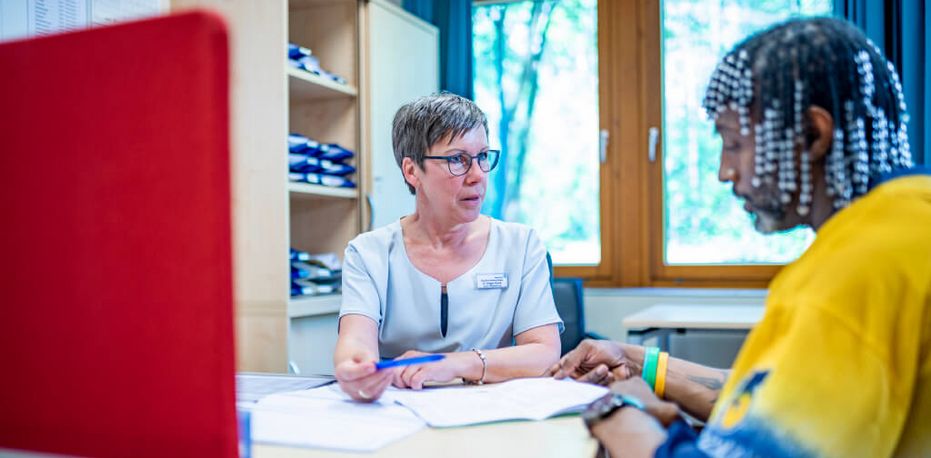 Sozialdienstmitarbeiterin berät Patienten