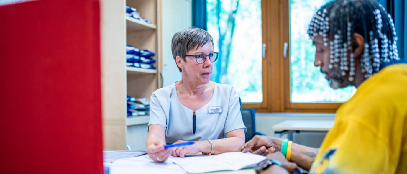 Sozialdienstmitarbeiterin berät Patienten