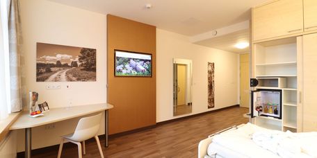 Wahlleistungszimmer Tisch und Bett