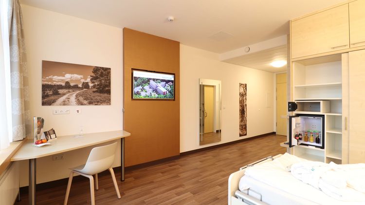 Wahlleistungszimmer Tisch und Bett