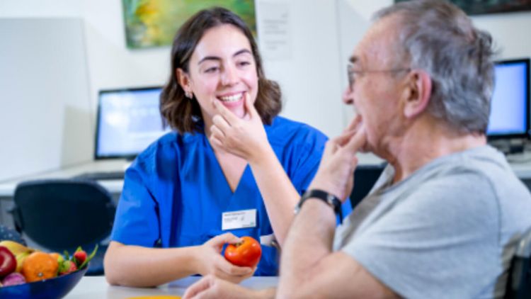 Logopädin und Patientin machen gemeinsam Sprechübungen