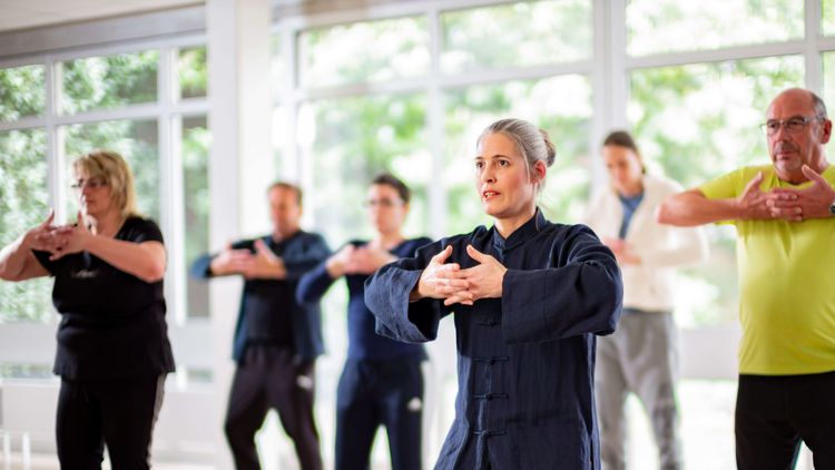 Patienten lernen Tai-Chi in der Bewegungstherapie