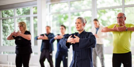 Patienten lernen Tai-Chi in der Bewegungstherapie