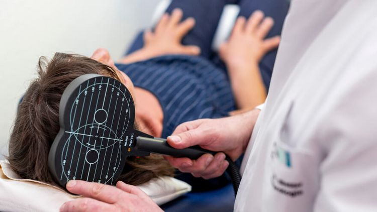Neurologe misst Gehirnströme einer Patientin