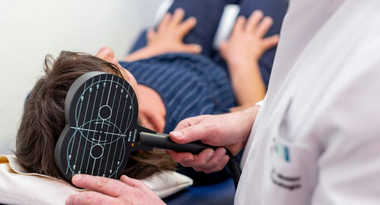 Neurologe misst Gehirnströme einer Patientin