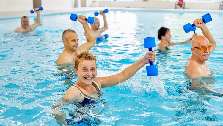 Krankengymnastik im Wasser