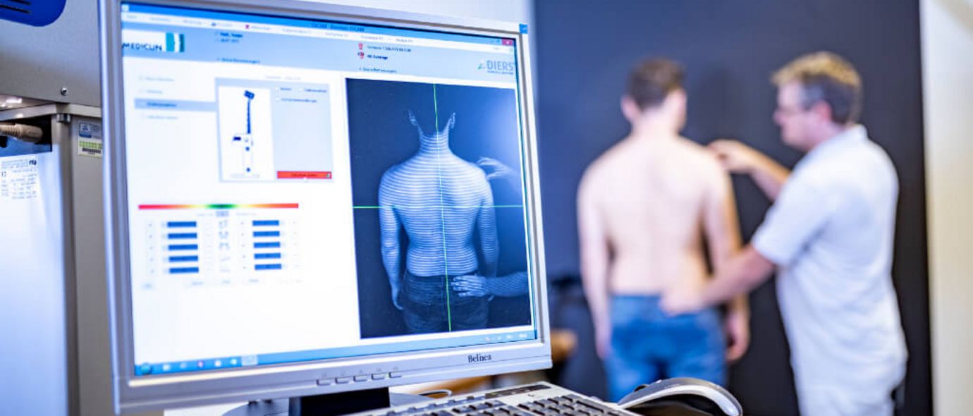 Arzt vermisst die Wirbelsäule eines Patienten mit 3D-Scan