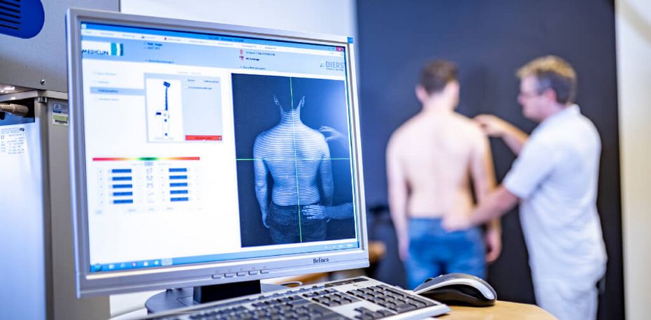 Arzt vermisst die Wirbelsäule eines Patienten mit 3D-Scan
