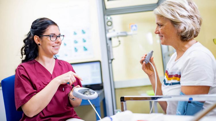 Pflegekraft bereitet Patientin für die Lungenfunktionsprüfung vor