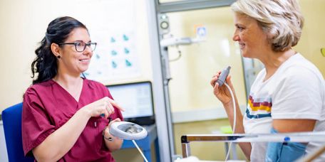Pflegekraft bereitet Patientin für die Lungenfunktionsprüfung vor