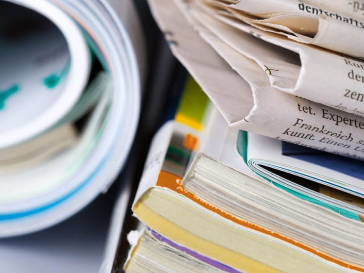 ein Stapel Zeitungen und Bücher