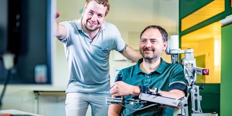 Patient übt mit Hand-Motor-Schiene