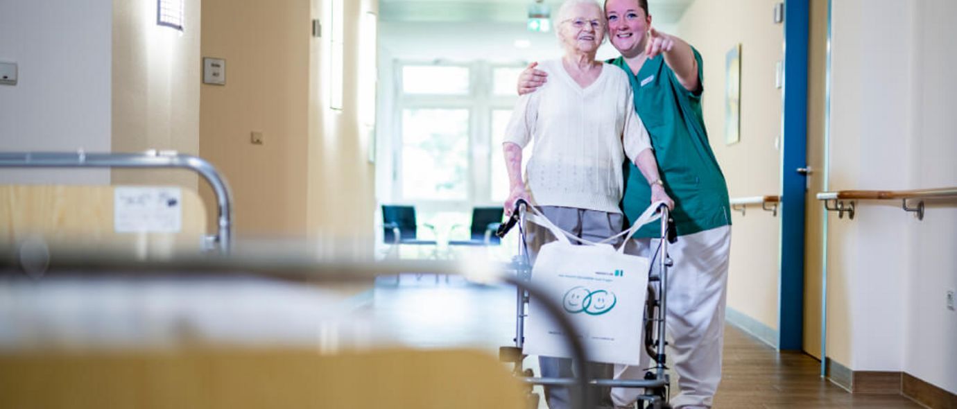 Krankenschwester mit geriatrischer Patientin