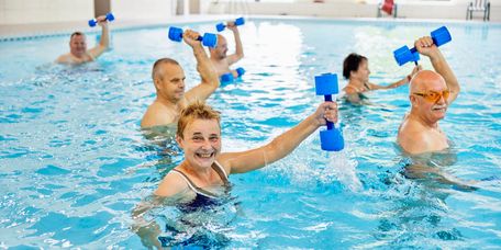 Krankengymnastik im Wasser